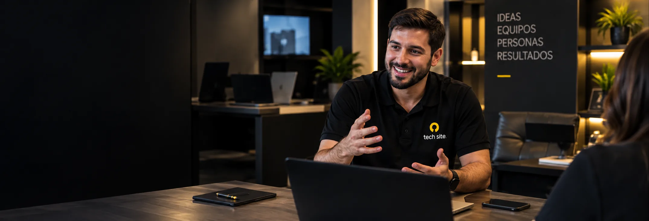 Asesor de TechSite conversando con un cliente empresarial