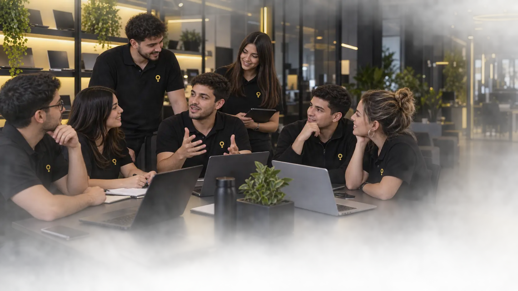 Equipo de TechSite compartiendo una reunión de trabajo